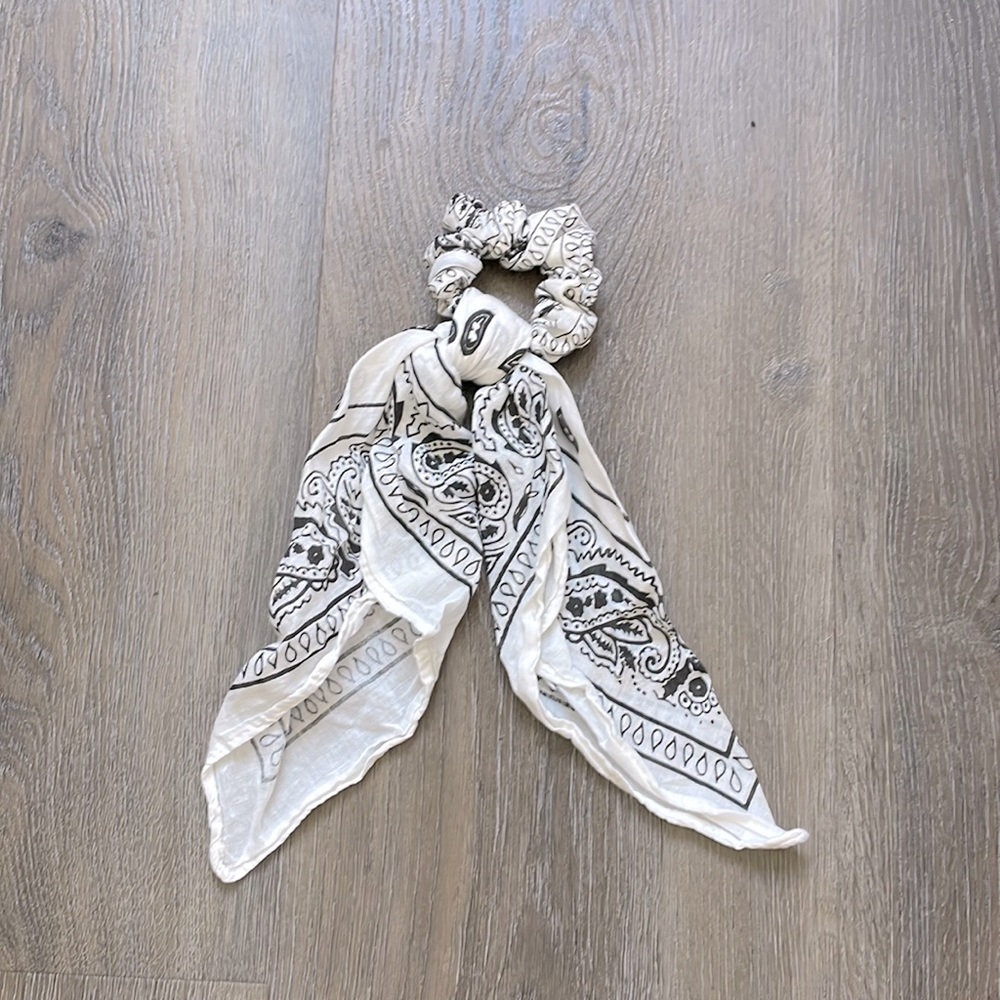 Bandana print srunchie